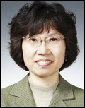 태혜숙(교수)
태혜숙 대구가톨릭대 영문과 교수가 세계 3대 인명사전 ‘마르퀴스 후즈 후(Marquis Who’ Who)’에 3년 연속 등재(2011~2013년 판)된다. 30일 대가대에 따르면 탈식민 페미니즘 비평 이론의 권위자인 태혜숙 교수가 2001년 ‘탈식민주의 페미니즘’ 발간 이후 2004년 대한민국학술원 우수도서로 선정된..