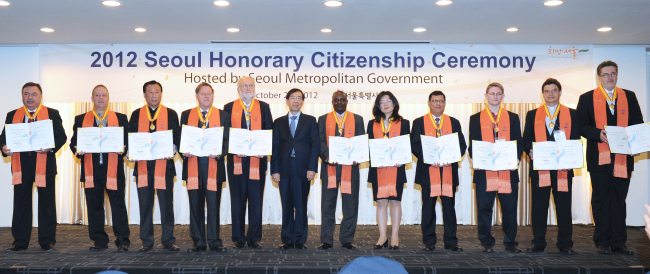 박원순(서울시장)
<YONHAP PHOTO-1825> 기념촬영하는 박원순 시장 (서울=연합뉴스) 박원순 서울시장이 29일 세종문화회관 세종홀에서 열린 명예시민의 날 기념식에 참석해 명예시민증 및 메달을 수여한 뒤 명예시민들과 기념촬영 하고 있다. 2012.10.29 << 서울시 >> photo@yna.co.kr/2012-10-29 17:29:24/ <저작권자 ⓒ 1980-2012 ㈜연합뉴스. 무단 전재 재배포 금지.>
<YONHAP PHOTO-1825> 기념촬영하는 박원순 시장 (서울=연합뉴스) 박원순 서울시장이 29일 세종문화회관 세종홀에서 열린 명예시민의 날 기념식에 참석해 명예시민증 및 메달을 수여한 뒤 명예시민들과 기념촬영 하고 있다. 2012.10.29 << 서울시 >> photo@yna.co.kr/2012-10-29 17:29:24/ <저작권자 ⓒ 1980-2012 ㈜연합뉴스. 무단 전재 재배포 금지.>
<YONHAP PHOTO-1825> 기념촬영하는 박원순 시장 (서울=연합뉴스) 박원순 서울시장이 29일 세종문화회관 세종홀에서 열린 명예시민의 날 기념식에 참석해 명예시민증 및 메달을 수여한 뒤 명예시민들과 기념촬영 하고 있다. 2012.10.29 << 서울시 >> photo@yna.co.kr/2012-10-29 17:29:24/ <저작권자 ⓒ 1980-2012 ㈜연합뉴스. 무단 전재 재배포 금지.>