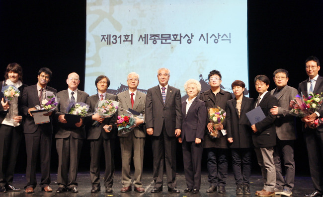 제31회 세종문화상 시상식 (서울=연합뉴스) 최광식 문화체육관광부 장관이 29일 오전 서울 중구 장충동 국립극장 달오름 극장 에서 진행된 `제31회 세종문화상 시상식'에 참석, 세종문화상 수상자들과 기념사진 촬영을 하고 있다. 왼쪽부터 김장훈, 마붑 알엄 배우ㆍ감독, 피터 바톨로뮤 왕립 아시아학회 이사, 장한나 첼리스트ㆍ지휘자(대참), 도수희 충남대학교 명예교수, 최광식 문화체육관광부 장관, 정학규 세종문화상 심사위원장, SBS 드라마 '뿌리 깊은 나무' 제작진. 2012.10.29 << 문화체육관광부 >> photo@yna.co.kr (끝)
제31회 세종문화상 시상식 (서울=연합뉴스) 최광식 문화체육관광부 장관이 29일 오전 서울 중구 장충동 국립극장 달오름 극장 에서 진행된 `제31회 세종문화상 시상식'에 참석, 세종문화상 수상자들과 기념사진 촬영을 하고 있다. 왼쪽부터 김장훈, 마붑 알엄 배우ㆍ감독, 피터 바톨로뮤 왕립 아시아학회 이사, 장한나 첼리스트ㆍ지휘자(대참), 도수희 충남대학교 명예교수, 최광식 문화체육관광부 장관, 정학규 세종문화상 심사위원장, SBS 드라마 '뿌리 깊은 나무' 제작진. 2012.10.29 << 문화체육관광부 >> photo@yna.co.kr (끝)
제31회 세종문화상 시상식 (서울=연합뉴스) 최광식 문화체육관광부 장관이 29일 오전 서울 중구 장충동 국립극장 달오름 극장 에서 진행된 `제31회 세종문화상 시상식'에 참석, 세종문화상 수상자들과 기념사진 촬영을 하고 있다. 왼쪽부터 김장훈, 마붑 알엄 배우ㆍ감독, 피터 바톨로뮤 왕립 아시아학회 이사, 장한나 첼리스트ㆍ지휘자(대참), 도수희 충남대학교 명예교수, 최광식 문화체육관광부 장관, 정학규 세종문화상 심사위원장, SBS 드라마 '뿌리 깊은 나무' 제작진. 2012.10.29 << 문화체육관광부 >> photo@yna.co.kr (끝)