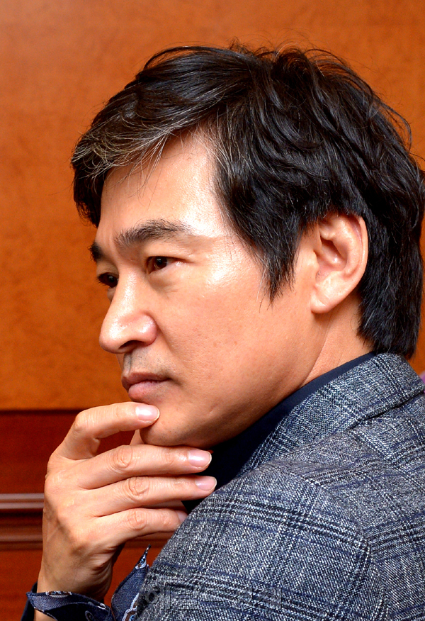 정보석(배우)
굉장한 슬럼프 기간이었고 제일 반성하는 시간이었어요. 왕성하게 활동해야 할 때 매너리즘에 빠져 허우적댔었고 정신을 차려 보니 배우도 아니고 뭣도 아니었죠.” 90년대 초부...의 멸망을 현대적인 감각으로 재구성한 작품. ‘멸’의 핵심 키워드는 세상에 단 한 가지 영원한 것, 바로 ‘욕망’이다. 작품 속 김부는 경애왕을 죽이고 왕위를 찬탈한 욕망 가득한...