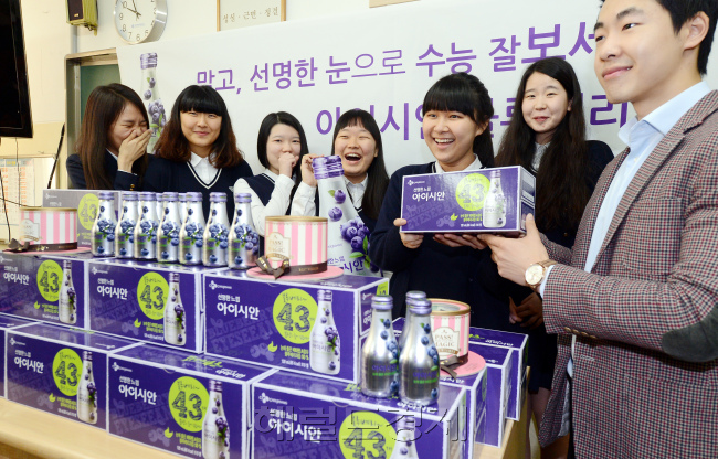 CJ제일제당이 수험생들의 건강한 수능을 응원하고자 30일 오전 서울 풍문여자고등학교를 방문해 3학년 학생 전원에게 눈 건강음료'아이시안 블루배리'를 증정하고 있다./안훈기자 rosedale@ 2012.10.30
CJ제일제당이 수험생들의 건강한 수능을 응원하고자 30일 오전 서울 풍문여자고등학교를 방문해 3학년 학생 전원에게 눈 건강음료'아이시안 블루배리'를 증정하고 있다./안훈기자 rosedale@ 2012.10.30