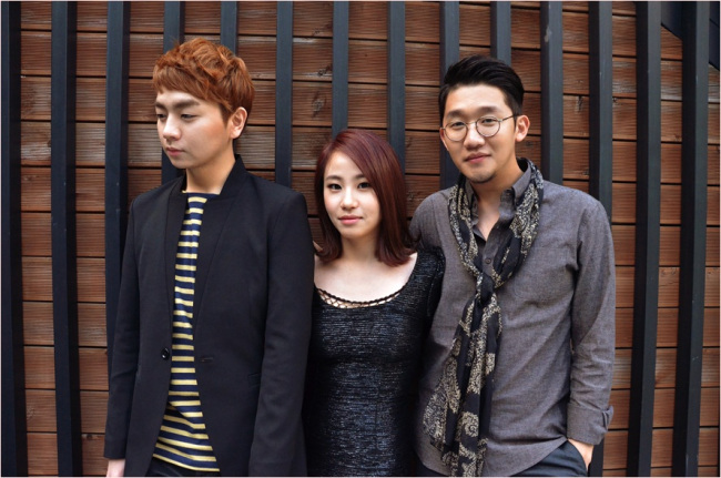 어반자카파(가수)
혼성그룹 어반자카파가 정규 2집 음반을 발표, 본격적인 활동에 나선다. 어반자카파는 지난 10월 24일 선공개 음원인 ‘리버(River)’를 공개, 각종 음원차트 상위권에 진입...으켜쉽게 소비되고 빠르게 휘발되는 음악들 사이에서 또 한 번 저력을 과시했다.