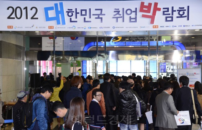 30일 오전 서울 양재 aT센터에서 2012대한민국취업	박람회가 열린 가운데 구직자들이 <br />박람회장으로 들어가기 위해 줄지어 서 있다. 행사는 31일까지. 박해묵 기<br />자/mook@heraldcorp.com
30일 오전 서울 양재 aT센터에서 2012대한민국취업	박람회가 열린 가운데 구직자들이
박람회장으로 들어가기 위해 줄지어 서 있다. 행사는 31일까지. 박해묵 기
자/mook@heraldcorp.com