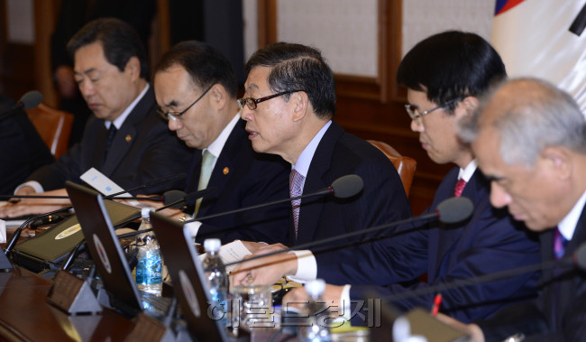 30일 오전 세종로 정부중앙청사에서 국무회의가 열린 가운데 김황식 국무총리가 국무회의를 주재하고 있다. 박해묵 기자/mook@heraldcorp.com
30일 오전 세종로 정부중앙청사에서 국무회의가 열린 가운데 김황식 국무총리가 국무회의를 주재하고 있다. 박해묵 기자/mook@heraldcorp.com