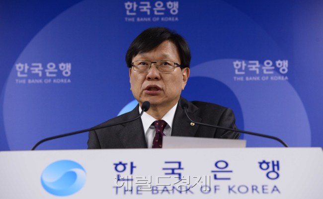 한국은행이 30일 오전 2012년 9월 국제수지(잠정)을 발표하고 있다. 2012년 9월 경상수지는 60.7억 달러 흑자를 기록했다. 박해묵 기자/mook@heraldcorp.com
한국은행이 30일 오전 2012년 9월 국제수지(잠정)을 발표하고 있다. 2012년 9월 경상수지는 60.7억 달러 흑자를 기록했다. 박해묵 기자/mook@heraldcorp.com