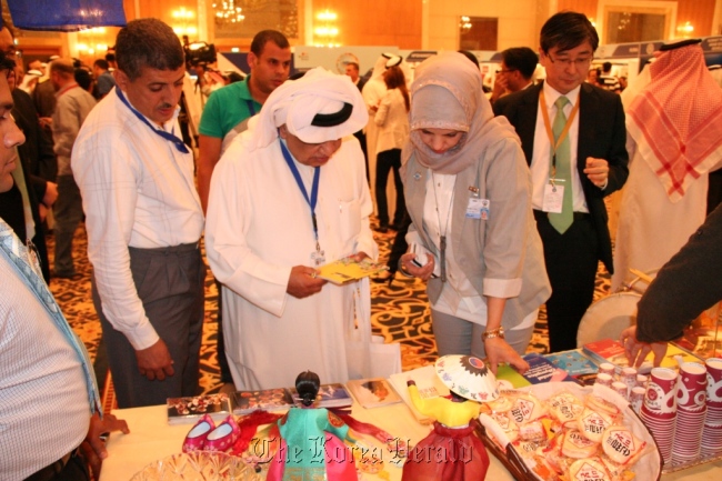 Kuwaiti officials view products at the Korean booth during the Asia Cooperation Dialogue summit on Oct. 14 in Kuwait City.   The Korean Embassy in Kuwait