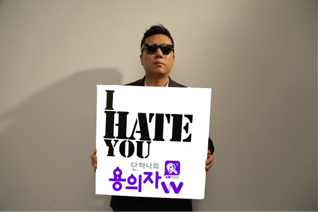 이상민(가수)
‘음악의 신'으로 기대이상의 빅히트를 친 가수 이상민이 대한민국 스타들의 일거수일투족을 분석해 특정 주제에 가장 부합하는 스타들을 추리해 내는 스타 프로파일러로 변신했다! 이상민이 30일 Mnet ‘와이드연예뉴스’의 화요일 코너 ‘단 하나의 용의자 W'의 단독 MC로 출연한다.
