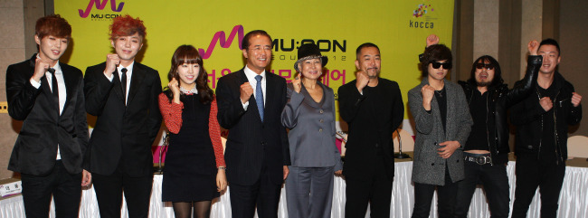 홍상표(한국콘텐츠진흥원장),패티킴(김혜자/가수),존 히라이(유튜브 한국 일본 음악부문 총괄대표)
From left: Duo Tasty, singer Baek Ah-yeon, Mu:Con co-chairs Hong Sang-pyo and Patti Kim, the head of Music for YouTube Korea & Japan John Hirai and the band Galaxy Express attend a press conference for the global music conference and showcase Mu:Con Seoul 2012 on Monday.   Yonhap News