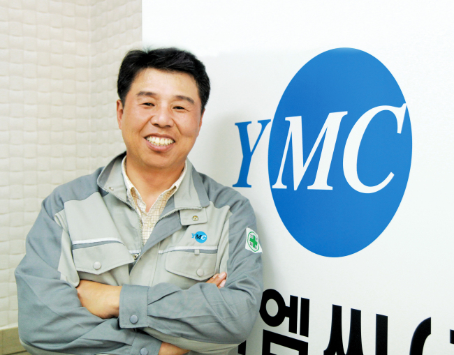 이윤용(기업인/와이엠씨 대표)
와이엠씨는 30일 서울 여의도에서 기자간담회를 갖고 코스닥 상장을 통해 해외 시장 공략을 가속화함으로써 글로벌 IT 소재 부품 전문기업으로 도약...에게 가치를 제공하는 기업이 될 수 있도록 최선을 다할 것”이라고 강조했다. 한편, 와이엠씨는 지난 달 28일 코스닥 상장을 위한 증권신고서를 제출했으며 오는 11월 5~6일 청...