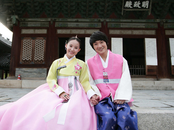 김유주(김정현 부인),김정현(배우)
SBS 주말극장 ‘내사랑 나비부인’(이하 ‘나비부인’)의 김정현이 아내 김유주의 내조에 고마움을 표했다. 김정현은 지난 2009년 리포터 출신 김유주와 결혼했다. 김정현은 “아내는 드라마 속 내 연기와 캐릭터에 대해서 말을 아낀다”며 “알고 보니 자칫 말 한마디로 내 연기에 혼선이 생길까봐 일부러 그랬던 것이었다”고 아내 자랑...