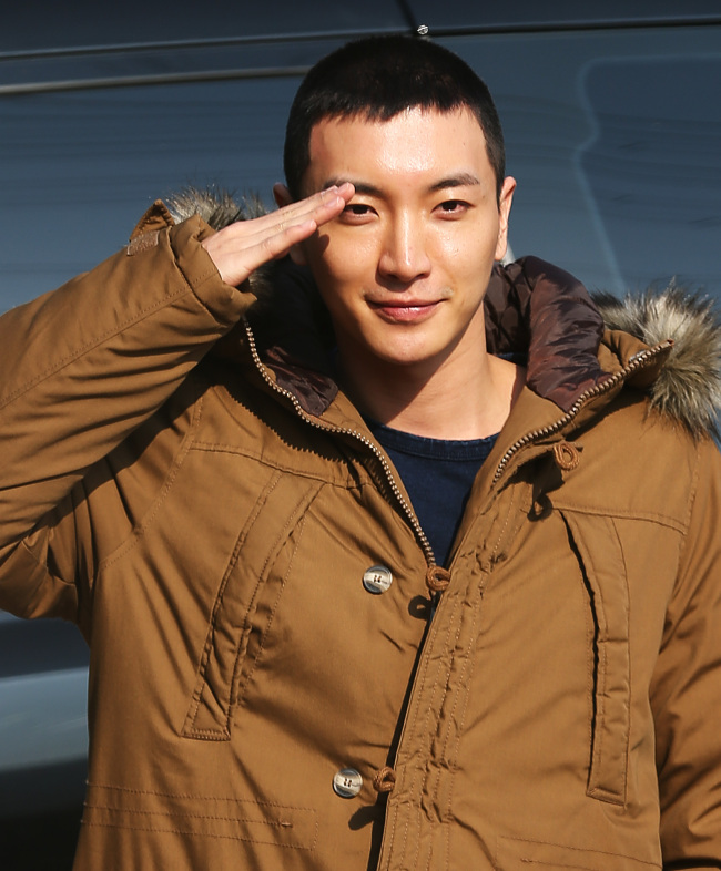 이특(박정수/가수/수퍼주니어)
<포토뉴스>현역 입대 슈퍼주니어 이특 “충~성”