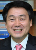 기동민(서울시 정무부시장)
서울시는 기동민(46·사진) 서울시 정무수석비서관을 경남도지사 보궐선거 출마를 위해 사임한 김형주 정무부시장 후임으로 내정했다고 31일 밝혔다. 기 신임 부시장은 성균관대 총학생회장 출신으로 1998년 서울시 정무부시장 비서와 2002년 김대중 대통령비서실 보좌관, 민주당 정책위부의장 등을 역임했다.