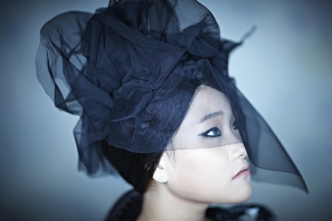 손승연(가수)
수요일자 문화 사이드)‘괴물 신인’ 손승연, 데뷔앨범
애절함 표현 카멜레온처럼 다양한 장르소화 “항상 다음이 기대되는 가수 차별화된 신인탄생 지켜보세요” Mnet ‘보이스 코리아’의 우승자인 손승연이 자신의 데뷔 솔로음반을...