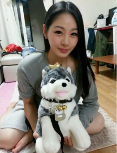 신수지(전 체조선수)
전 국가대표 체조선수 신수지가 개그맨 허경환과 열애설에 휩싸였다. 원조 체조요정과 ‘거지의 품격’으로 활약 중인 개그맨의 열애설에 세간의 이목이 집중되고 있다. 10월 31일 ...지가 지인의 소개로 만나 호감을 느끼고 6개월 넘게 만남을 가지고 있다고 보도했다. 신수지는 지난 9월 KBS2 ‘개그콘서트’의 코너 ‘감수성’에 출연했으며 9월에는...