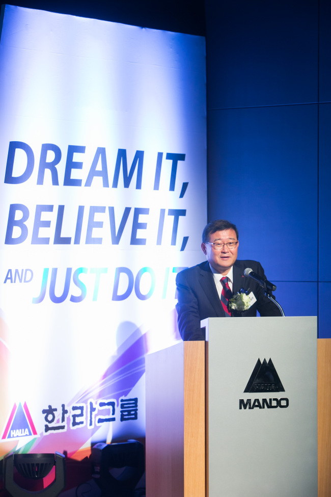 정몽원(기업인/한라건설/만도 회장)
‘권토중래(捲土重來)’. 한 번 물러난 장수가 흙먼지를 일으키며 다시 돌아온다. 정몽원 한라그룹 회장의 최근 행보를 이처럼 적확히 표현한 사자성어가 있을까.
한국 경제 발전 주역으로 승승장구했으나 외환위기를 극복하지 못한 채 사실상 공중분해됐던 한라그룹. 그룹 재건을 목표로 정 회장은 수족(手足)을 되찾는 작업에 몰두했고, 그 결과 한라그룹 두 축의 하나인 자동차 부문을 정상궤도에 올려놨다.