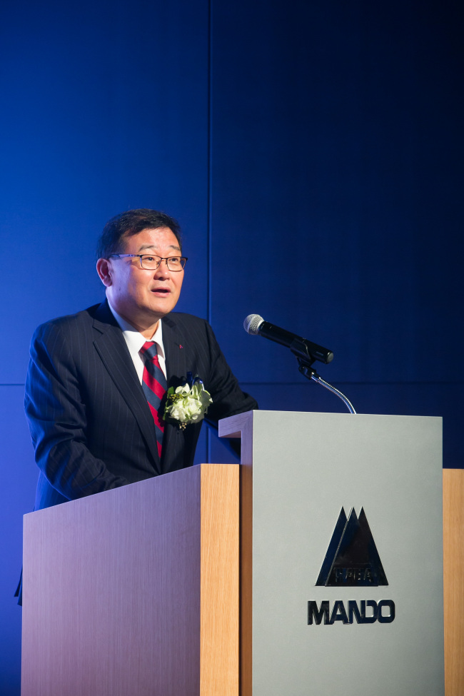 정몽원(기업인/한라건설/만도 회장)
‘권토중래(捲土重來)’. 한 번 물러난 장수가 흙먼지를 일으키며 다시 돌아온다. 정몽원 한라그룹 회장의 최근 행보를 이처럼 적확히 표현한 사자성어가 있을까.
한국 경제 발전 주역으로 승승장구했으나 외환위기를 극복하지 못한 채 사실상 공중분해됐던 한라그룹. 그룹 재건을 목표로 정 회장은 수족(手足)을 되찾는 작업에 몰두했고, 그 결과 한라그룹 두 축의 하나인 자동차 부문을 정상궤도에 올려놨다.
