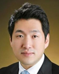 한동욱(교수)
건국대는 의학전문대학원 한동욱 교수가 지난 4월 세계적 과학저널인 ‘셀 스템 셀(Cell Stem Cell)’ 지에 발표한 ‘직접교차분화기법을 이용한 체세포에서 유도신경줄기세포...포를 신경줄기세포로 직접 교차분화해 ‘유도신경줄기세포’를 생산하는 데 성공했으며 이는 체세포를 성체줄기세포로 직접 교차분화를 유도한 첫 번째 사례로 암을 예방할 수 있는 차세대 기...