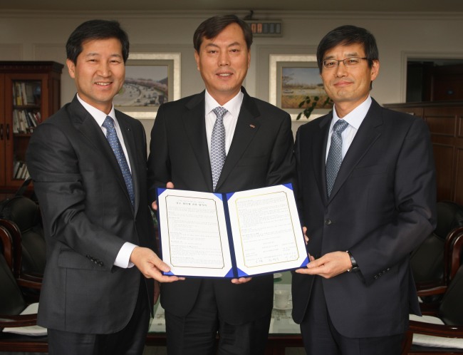LG유플러스는 한국도로공사, 신한카드와 국내 최초 스마트폰으로 고속도로 통행료를 지불할 수 있는 ‘모바일 후불 하이패스 카드’ 시범사업을 위한 협약을 체결했다고 31일 밝혔다. 사진 왼쪽부터 이재정 신한카드 부사장, 심찬섭 한국도로공사 경영본부장, 전병욱 LG유플러스 서비스플랫폼사업부장. [사진제공=LG유플러스]