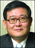 정몽원(기업인/한라그룹/만도 회장)
권토중래(捲土重來)’, 한번 물러난 장수가 흙먼지를 일으키며 다시 돌아온다. 정몽원 한라그룹 회장의 최근 행보를 이처럼 적확히 표현한 사자성어가 있을까...했고, 그 결과 한라그룹 두 축의 하나인 자동차 부문을 정상궤도에 올려놨다. 이제 정 회장은 스스로 만도 대표이사를 사임하는 ‘강수’로 한라건설에 칼을 빼들었다.