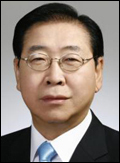 정준양(기업인/포스코 회장)
정준양(63) 포스코 회장이 연세대에서 명예 박사 학위를 받는다. 연세대(총장 정갑영)는 내달 2일 열리는 학위수여식에서 정 회장에게 명예 경제학 박사 학위를 수여한다고 31일 밝혔다. 연세대는 대내외 어려운 경영 여건 하에서 포스코를 글로벌 기업으로 성장시키고 한국 철강산업 및 국가 경제발전에 지대한 공헌을 한 공로와 업적...