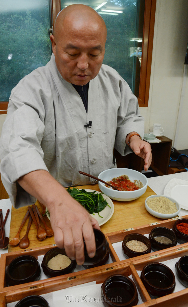 평택수도사. 사찰음식전문가 적문스님.<br />정희조 기자/checho@heraldm.com 121023
Ven. Jeokmun cooks temple food at the Sudo Temple in Pyeongtaek, Gyeonggi Province, on Oct. 25.   Chung Hee-jo/The Korea Herald