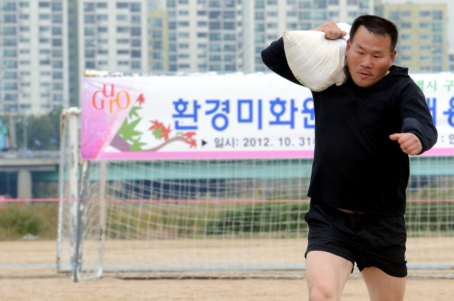 31일 오전 서울 구로구 고척교 밑 운동장에서 구로구청이 환경미화원 신규채용 실기시험을 열고 있는 가운데 지원자들이 20KG의 모래주머니를 들고 체력검증을 하고 있다. 이번 채용은 9명을 뽑으며 응시인원 122명에 13대1의 경쟁률을 기록하고 있다./안훈기자 rosedale@ 2012.10.31
31일 오전 서울 구로구 고척교 밑 운동장에서 구로구청이 환경미화원 신규채용 실기시험을 열고 있는 가운데 지원자들이 20KG의 모래주머니를 들고 체력검증을 하고 있다. 이번 채용은 9명을 뽑으며 응시인원 122명에 13대1의 경쟁률을 기록하고 있다./안훈기자 rosedale@ 2012.10.31
31일 오전 서울 구로구 고척교 밑 운동장에서 구로구청이 환경미화원 신규채용 실기시험을 열고 있는 가운데 지원자들이 20KG의 모래주머니를 들고 체력검증을 하고 있다. 이번 채용은 9명을 뽑으며 응시인원 122명에 13대1의 경쟁률을 기록하고 있다./안훈기자 rosedale@ 2012.10.31