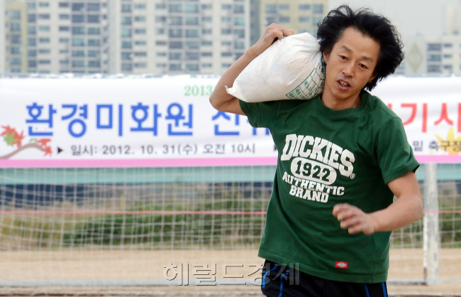 31일 오전 서울 구로구 고척교 밑 운동장에서 구로구청이 환경미화원 신규채용 실기시험을 열고 있는 가운데 지원자들이 20KG의 모래주머니를 들고 체력검증을 하고 있다. 이번 채용은 9명을 뽑으며 응시인원 122명에 13대1의 경쟁률을 기록하고 있다./안훈기자 rosedale@ 2012.10.31
31일 오전 서울 구로구 고척교 밑 운동장에서 구로구청이 환경미화원 신규채용 실기시험을 열고 있는 가운데 지원자들이 20KG의 모래주머니를 들고 체력검증을 하고 있다. 이번 채용은 9명을 뽑으며 응시인원 122명에 13대1의 경쟁률을 기록하고 있다./안훈기자 rosedale@ 2012.10.31
31일 오전 서울 구로구 고척교 밑 운동장에서 구로구청이 환경미화원 신규채용 실기시험을 열고 있는 가운데 지원자들이 20KG의 모래주머니를 들고 체력검증을 하고 있다. 이번 채용은 9명을 뽑으며 응시인원 122명에 13대1의 경쟁률을 기록하고 있다./안훈기자 rosedale@ 2012.10.31