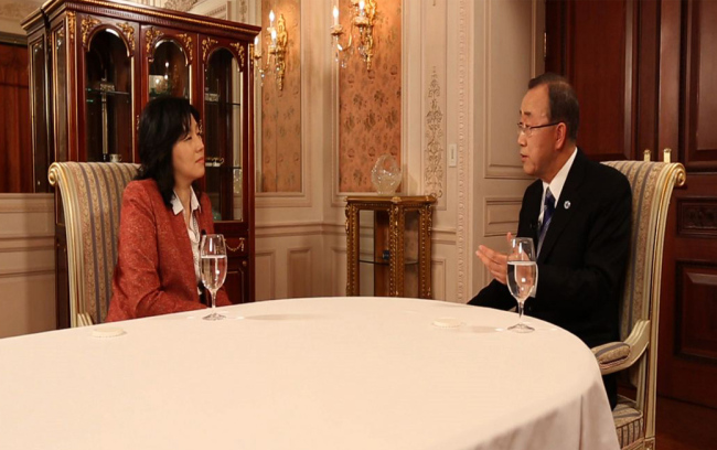 U.N. Secretary General Ban Ki-moon (right) and Arirang TV President Sohn Jie-ae tape an interview at the Shilla Seoul on Tuesday.   Yonhap News