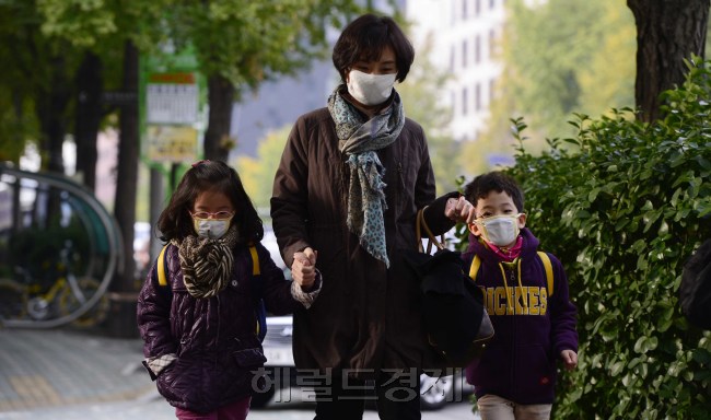31일 오전 기온이 뚝 떨어져 초겨울 날씨를 보이고 있다. 서울 미동초등학교로 등교하는 초등학생들이 감기에 걸릴까 꽁꽁 싸메고 등교를 서두르고 있다. 박해묵 기자/mook@heraldcorp.com