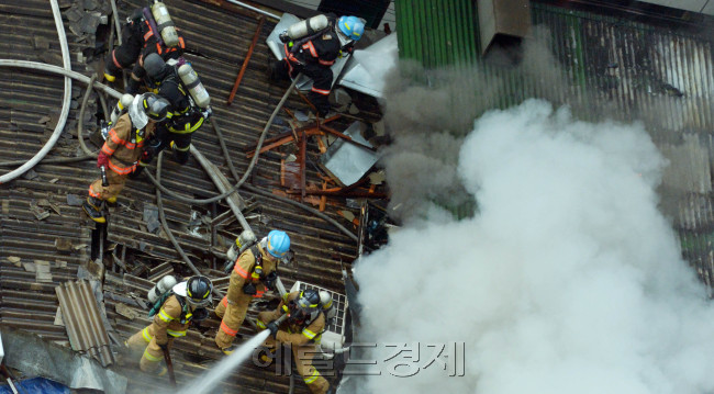 31일  서울 종로구 관수동 서울극장 옆 식당가에서 불이 나 소방관들이 화재를 진압하고 있다.<br />김명섭 기자 msiron@
31일  서울 종로구 관수동 서울극장 옆 식당가에서 불이 나 소방관들이 화재를 진압하고 있다.
김명섭 기자 msiron@