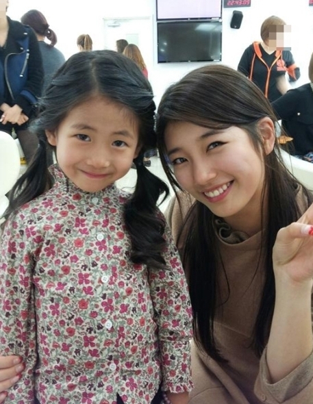 박민하(배우),수지(배수지/가수/미쓰에이)
국민첫사랑 수지와 아역배우 박민하가 만났다. 지난 29일 박민하는 자신의 트위터에 “미쓰에이 수지언니와 도전 1000곡 촬영 중. 민하와 수지언...다.