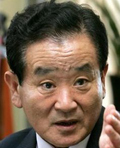 강봉균(전 재정경제부 장관)
강봉균 전 재정경제부 장관은 여야 대선 주자들의 복지공약을 비판하면서 부가가치세율 인상을 제안했다. 국가경영전략연구원(NSI) 건전재정포럼 대표인 강...한다는 점에서 반대했고, 재산세 확대는 부동산 시장 침체로 적합하지 않다고 덧붙였다.
