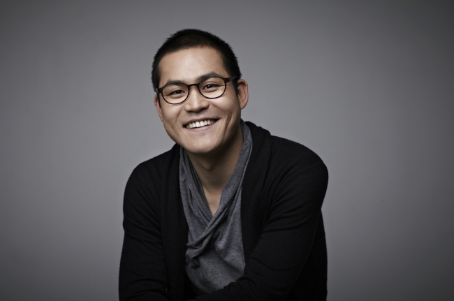 김성균(배우)
배우 김성균이 제 49회 대종상 영화제의 신인남우상까지 받아 올 신인상 4관왕에 올랐다. 오는 11월 있을 청룡영화상에서도 신인상을 수상한다면 2012년 총 다섯 개의 신인상을 거머쥐며 ‘신인상 올킬’을 하게 된다. 지난 4월 열린 제 48회 백상예술대상 시상식에서 영화 ‘범죄와의 전쟁:나쁜놈들 전성시대’로 쟁쟁한 신예들을 제치...