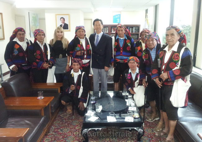 Korean ambassador Chu Yeon-gon (center) with descendants of the Mayan royal family.   Yonhap News
