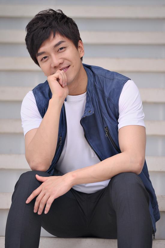 이승기(가수/배우)
가수 이승기가 에피톤 프로젝트와 함께 작업한 곡으로 11월 22일 가요계에로 컴백한다. 이승기 관계자는 10월 31일 본지와의 통화에서 “이승기가 11월 22일 5.5집 미니앨범을 발표할 예정이다”라고 밝혔다. 그는 이어 “이승기는 평소 좋아했던 에피톤프로젝트에게 이번 앨범을 함께 작업을 해보지 않겠냐고 제안했고 에피톤프로젝트도 흔쾌히 받아들여 함께 ..