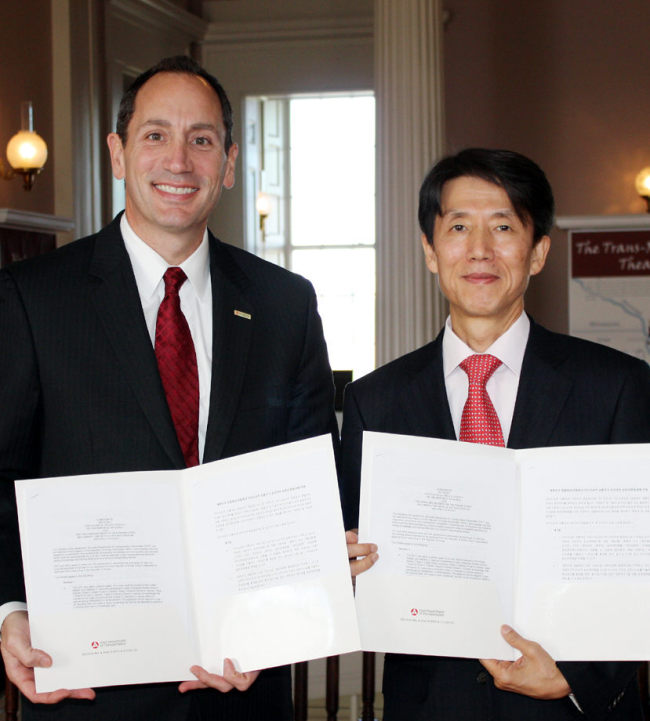 Huh Chul (right), South Korean consul general in Chicago, and Iowa Department of Transportation Director Paul Trombino pose with a driver’s license reciprocity agreement in Iowa City, Tuesday.   Yonhap News