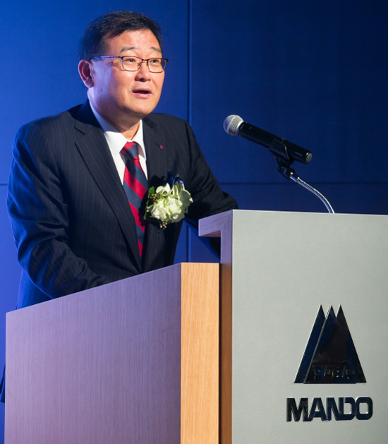 정몽원(기업인/한라건설/만도 회장)
‘권토중래(捲土重來)’. 한 번 물러난 장수가 흙먼지를 일으키며 다시 돌아온다. 정몽원 한라그룹 회장의 최근 행보를 이처럼 적확히 표현한 사자성어가 있을까.
한국 경제 발전 주역으로 승승장구했으나 외환위기를 극복하지 못한 채 사실상 공중분해됐던 한라그룹. 그룹 재건을 목표로 정 회장은 수족(手足)을 되찾는 작업에 몰두했고, 그 결과 한라그룹 두 축의 하나인 자동차 부문을 정상궤도에 올려놨다.