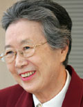 윤후정(이화여대 명예총장)
윤후정 이화여대 명예총장이 올해 목촌법률상 수상자로 선정됐다. 31일 이화여대에 따르면 윤 명예총장은 헌법의 양성평등 조항의 명문화 및 남녀 차별금지 및 구제에 관한 법률 제...화여대 법학과 졸업 후 미국 노스웨스턴대학에서 법학박사 학위를 받았으며 60년 가까이 이화여대 교수, 제10대 이화여대 총장, 학교법인 이화학당 이사장을 역임했다.