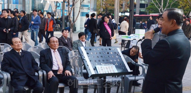 정경수 한국담배소비자협회장이 30일 오후 서울 광화문 4거리에서 열린 '청렴,공정사회를 실현을 위한 시민토론회에서 정부와 각급 지자체가 경쟁적으로 담배와의 전쟁을 선포하면서 금연의 찬바람이 점점 거세지고 마침내 죄인이 된듯 벼랑으로 몰리고 있는 1100만 담배소비자의 입장을 대변하며 담배소비자의 권리와 의무, 그리고 비흡연자와 흡연자가 공존하는 금연정책의 필요성을 호소하고 있다.
정경수 한국담배소비자협회장이 30일 오후 서울 광화문 4거리에서 열린 '청렴,공정사회를 실현을 위한 시민토론회에서 정부와 각급 지자체가 경쟁적으로 담배와의 전쟁을 선포하면서 금연의 찬바람이 점점 거세지고 마침내 죄인이 된듯 벼랑으로 몰리고 있는 1100만 담배소비자의 입장을 대변하며 담배소비자의 권리와 의무, 그리고 비흡연자와 흡연자가 공존하는 금연정책의 필요성을 호소하고 있다.