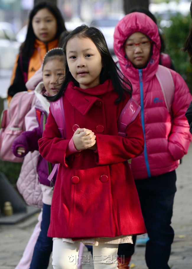 31일 오전 기온이 뚝 떨어져 초겨울 날씨를 보이고 있다. 서울 미동초등학교로 등교하는 초등학생들이 감기에 걸릴까 꽁꽁 싸메고 등교를 서두르고 있다. 박해묵 기자/mook@heraldcorp.com
31일 오전 기온이 뚝 떨어져 초겨울 날씨를 보이고 있다. 서울 미동초등학교로 등교하는 초등학생들이 감기에 걸릴까 꽁꽁 싸메고 등교를 서두르고 있다. 박해묵 기자/mook@heraldcorp.com