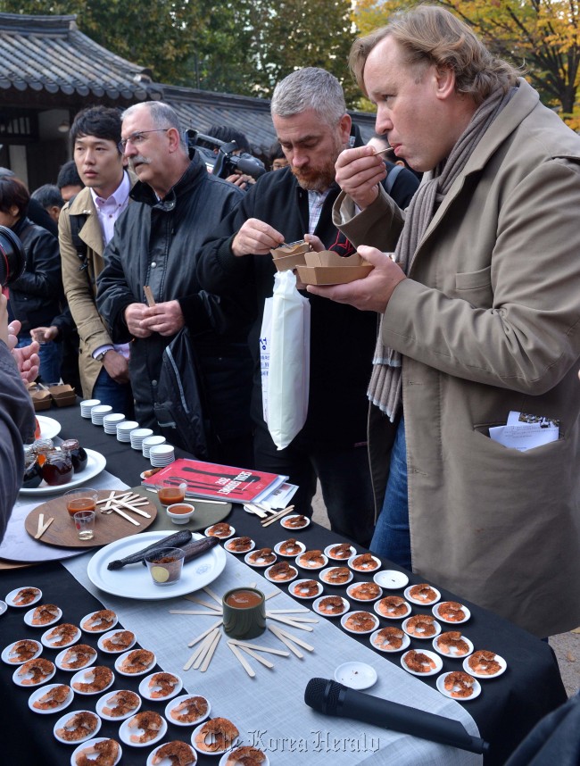 La Vie’s Thomas Buhner (right), D.O.M.’s Alex Atala (center), and Akelare’s Pedro Subijana sample Korean food  at Unhyeon Palace in Seoul on Tuesday.    Lee Sang-sub/The Korea Herald