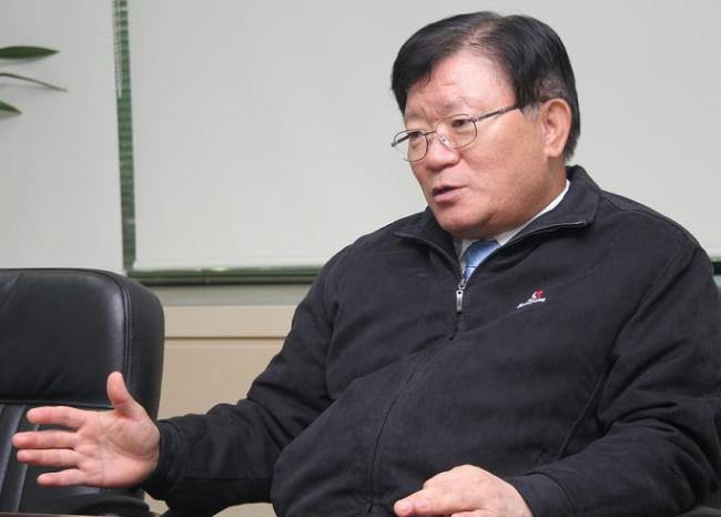 이영조(기업인/쌍용머티리얼 대표)
전자ㆍ자동차산업의 핵심 부품소재인 셈이다. 쌍용머티리얼(대표 이영조)는 이런 페라이트자석과 파인세라믹 부품소재를 생산해 지난해 891억원의... 심산이었다. TDK와 합작관계에 있는 고객사들은 특허분쟁을 핑계로 거래를 끊기도. 쌍용머티리얼은 이에 맞서 고객사에 ‘특허분쟁 결과는 모두 본사가 책임진다’고 약속해주며 영업을 ...