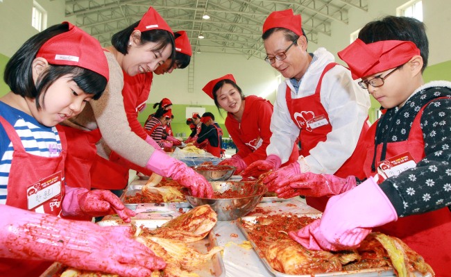 민원식(기업인/위니아만도 대표이사)
민원식 대표이사는 “‘딤채 사랑나눔 김장행사’는 기업과 고객이 함께하는 사회봉사로, 기업이 인프라를 제공하고, 고객이 자발적으로 참여한다는 점에서 사회 구성원이 다 함께 하는 봉사활동으로 의미를 가진다”며 “더불어 사는 사회, 함께 나누는 즐거운 사회를 위해 기업의 책임을 다하는 위니아만도가 되겠다”고 말했다.