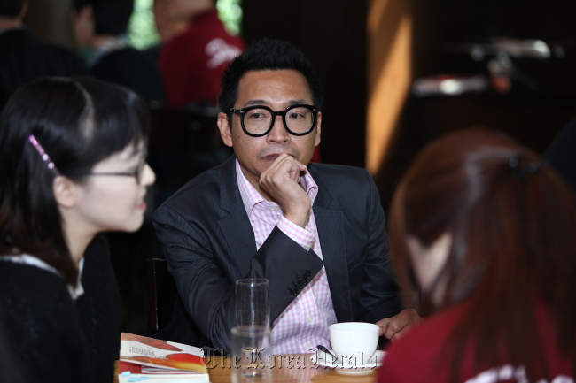 Thai writer Uthis Haemamool (center) and Korean writer Yun I-hyeong (left) attend a press conference during the 2012 Seoul International Writer’s Festival in Seoul at Somerset Palace on Wednesday.   LTI Korea