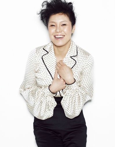 이은미(가수)
‘맨발의 디바’ 이은미가 지식콘서트 ‘테크플러스 2012’ 무대에 선다. 이은미는 11월 8일 ‘테크플러스 2012’ 피날레 공연에 참석해 ‘기억 속... ‘애인 있어요’ 등 대표곡들을 라이브로 들려준다. 이날 공연엔 힙합그룹 다이나믹듀오도 무대에 올라 이은미와는 또 다른 분위기를 연출할 예정이다.
