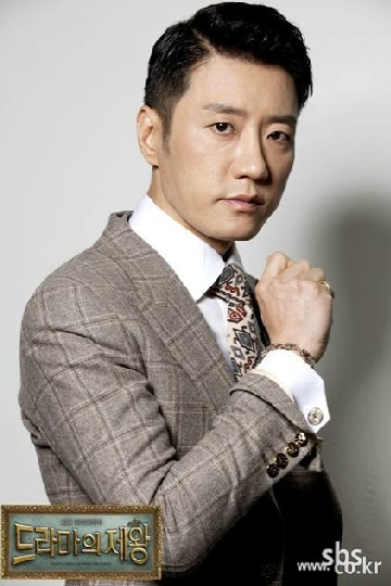 김명민(배우)
배우 김명민이 ‘드라마의 제왕’ 속 앤서니김과 ‘베토벤 바이러스’의 강마에의 다른점을 설명했다. 김명민은 10월 31일 오후 2시 서울 양천구 목동 SBS에서 열린 새 월화드라마 ‘드라마의 제왕’(극본 장항준 이지효, 연출 홍성창)의 제작발표회에서 “사실 앤서니 김과 강마에가 말투와 목소리톤 등이 비슷하다.