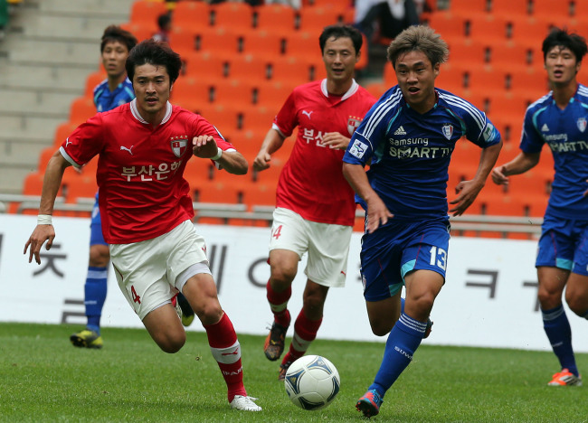 박종우(축구선수/부산 아이파크)
부산 박종우 수원 서정진 대결
Park Jong-woo