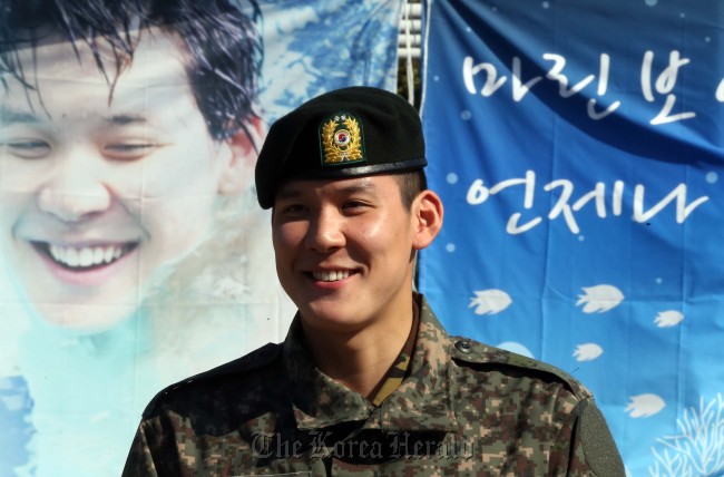 박태환(수영선수)
Park Tae-hwan smiles to his fans outside an army training center in Nonsan, South Chungcheong Province, Wednesday.   Yonhap News