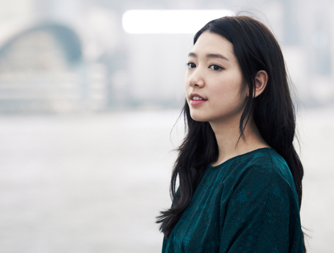 박신혜(배우)
배우 박신혜가 tvN 월화드라마 ‘이웃집 꽃미남’으로 브라운관에 컴백한다. ‘이웃집 꽃미남’(극본 김은정, 연출 정정화)은 웹툰 ‘나는 매일 그를 훔쳐본다’를 원작으로, 현대인... 코미디. 상처를 끌어안고 성 속에 스스로를 가둔 ‘ 도시형 라푼젤’ 캐릭터인 ‘고독미(박신혜 분)’ 가 이웃집의 꽃미남들과 부딪히며 세상 밖으로 한 발자국씩 나아가는 성장스토리를...