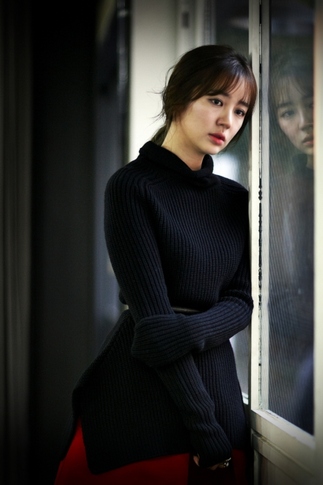 윤은혜(배우/가수)
MBC 새 수목 드라마 ‘보고싶다’의 윤은혜가 풍부한 감정연기로 극찬을 받았다. 10월 31일 공개된 ‘보고싶다’ 스틸 사진 속 윤은혜(이수연 역)는 금방이라도 눈물이 떨어질 ...섬세한 감정들을 표현하기 위한 윤은혜의 각오가 남다르다“며 ”이번 드라마를 통해 기존의 귀여운 이미지에서 탈피해 시청자들의 마음에 깊은 울림을 주는 여배우로 각인될 것이다“라고 전...